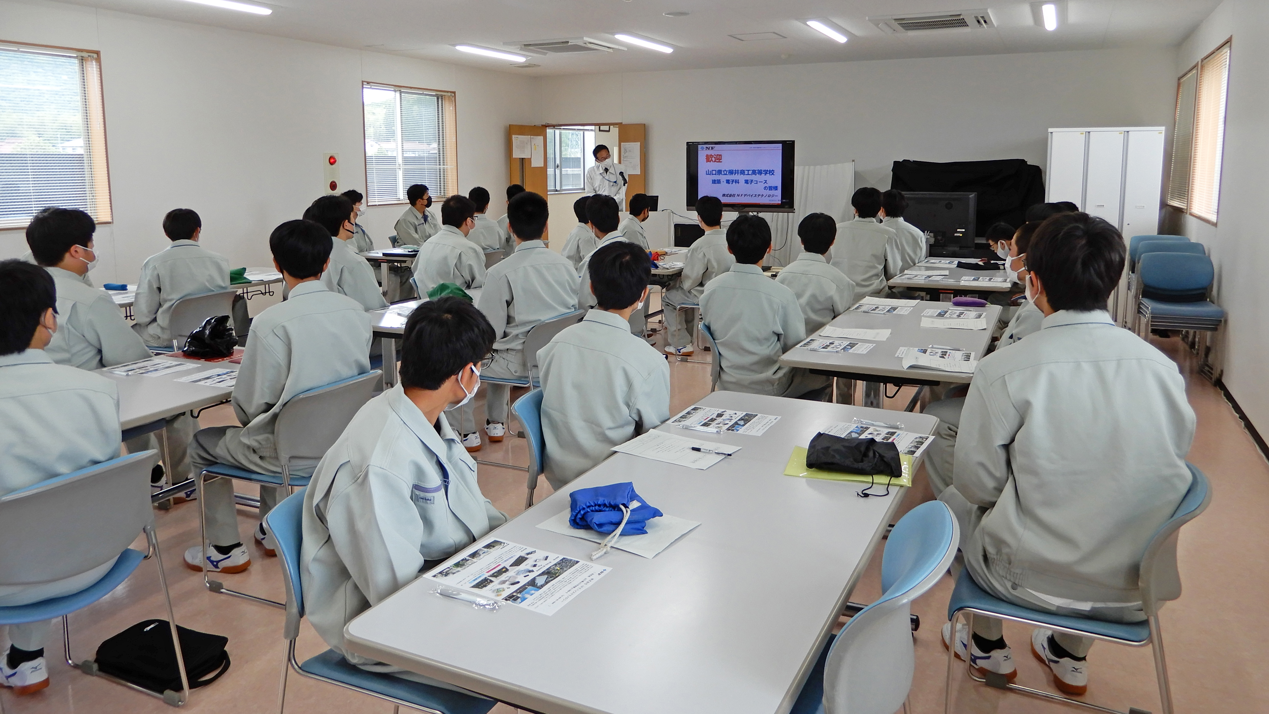 山口県立柳井商工高等学校 建築・電子科電子コースの皆さん1